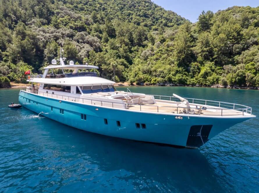 luxury yacht charter