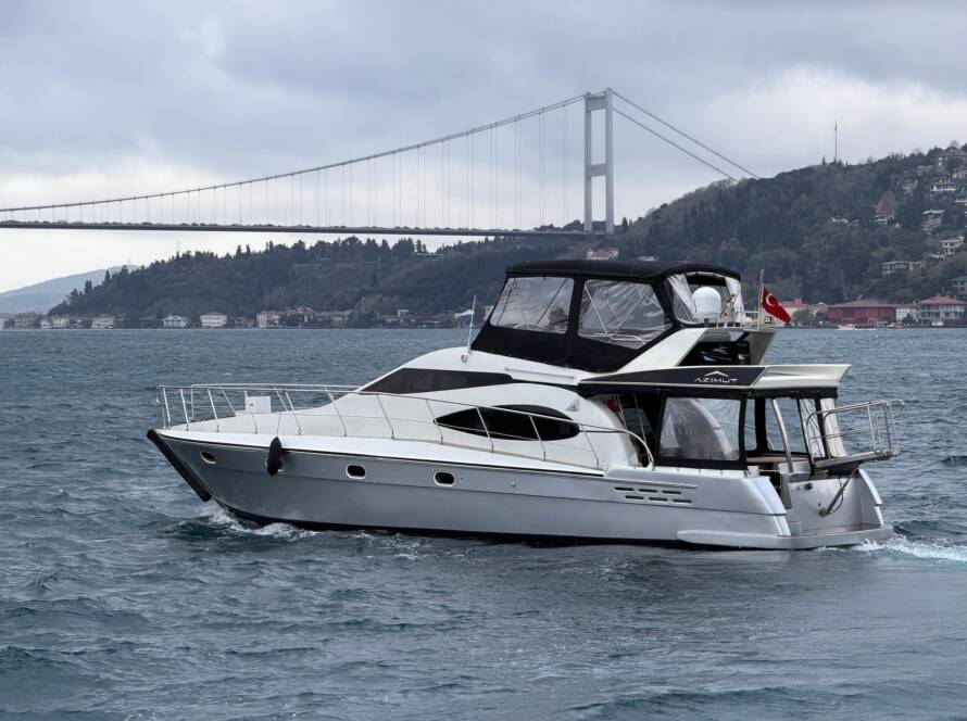 Azimut VIP Istanbul yacht with 3 cabins for private daily yacht tours and comfortable cruising
